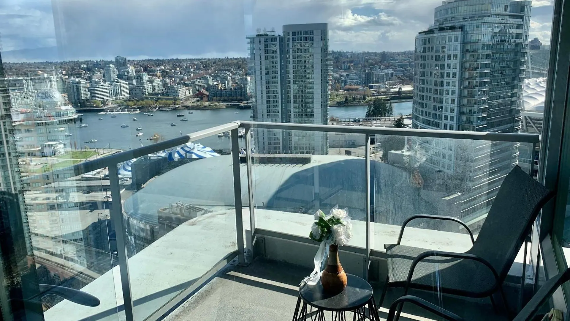 밴쿠버 Downtown 3Br 2Ba Views Skytrain Free Parking 아파트