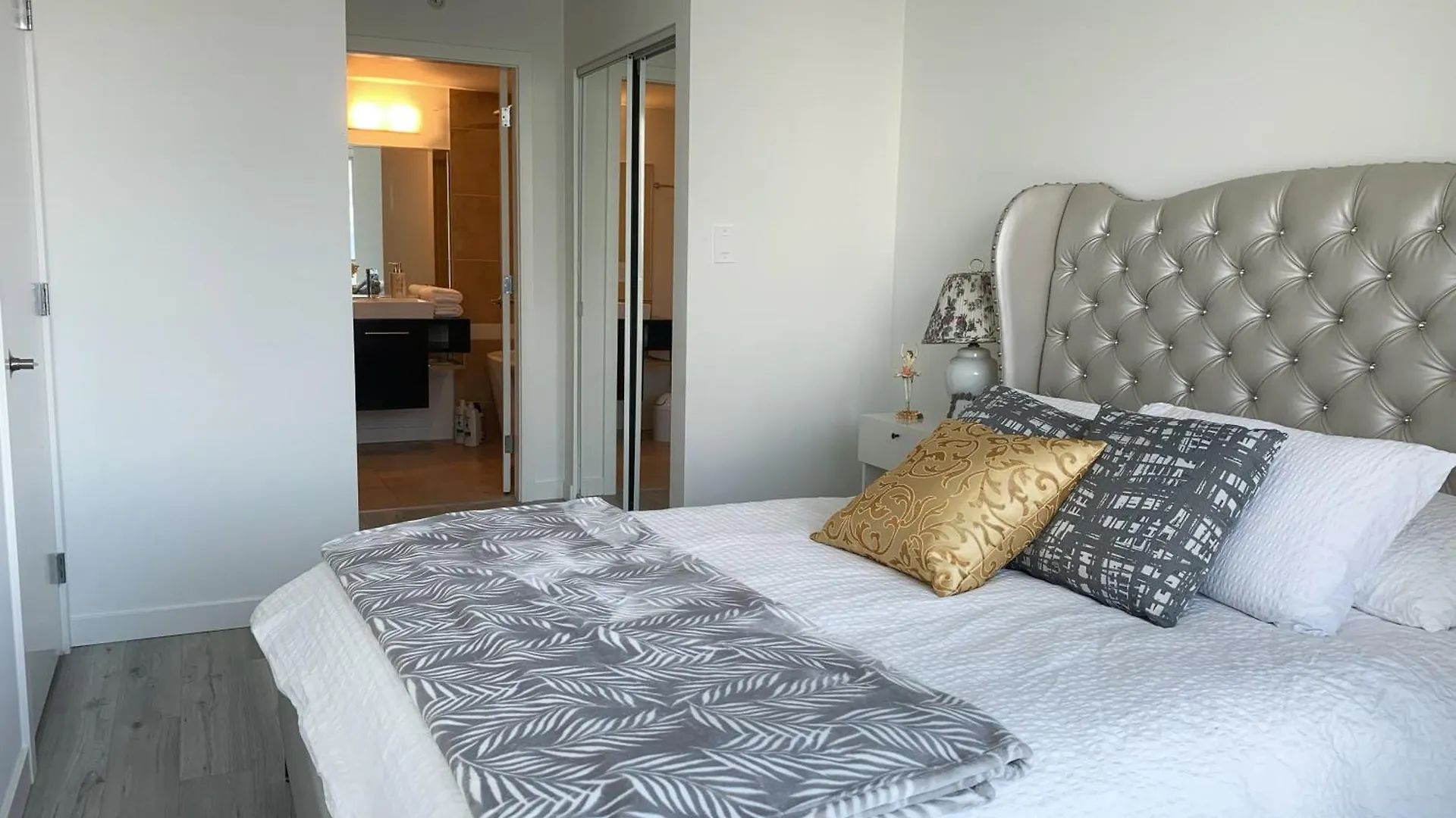 밴쿠버 Downtown 3Br 2Ba Views Skytrain Free Parking 아파트