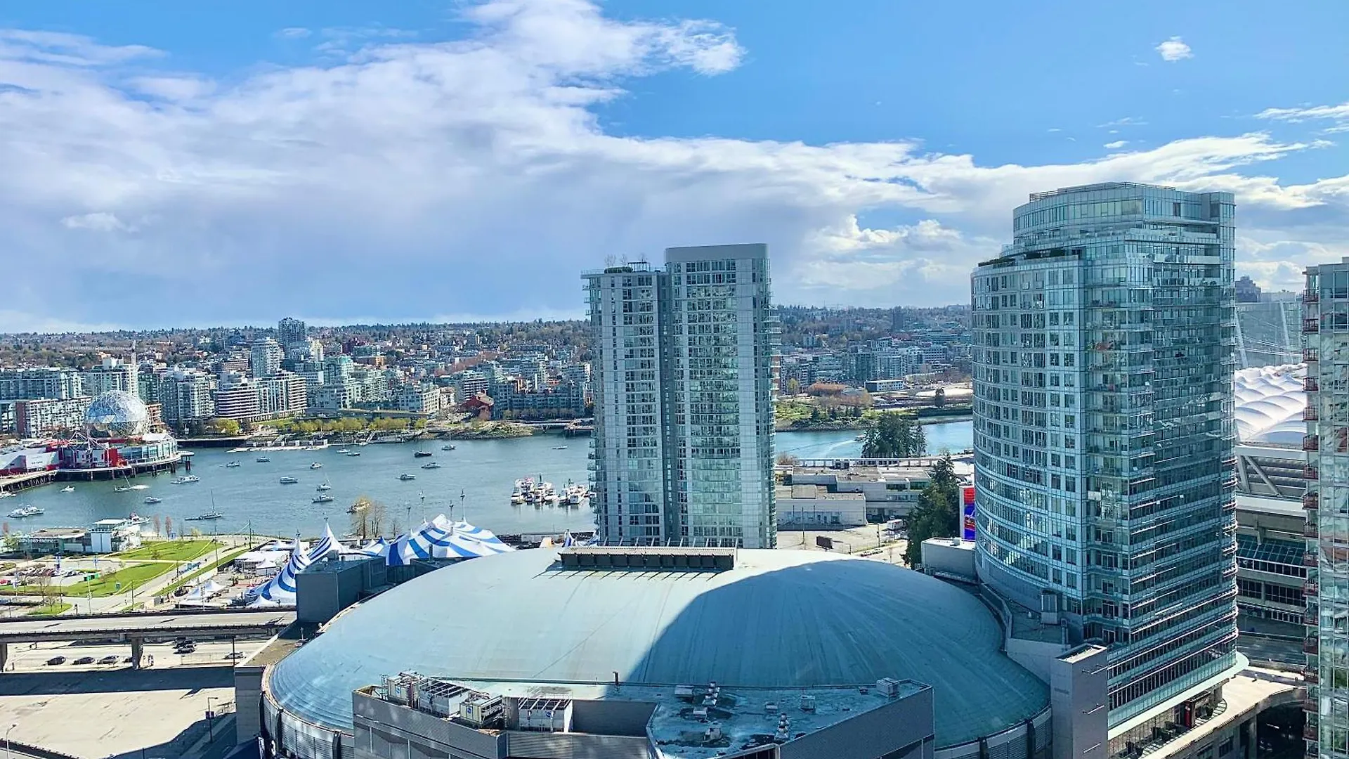 Downtown 3Br 2Ba Views Skytrain Free Parking의 연락처